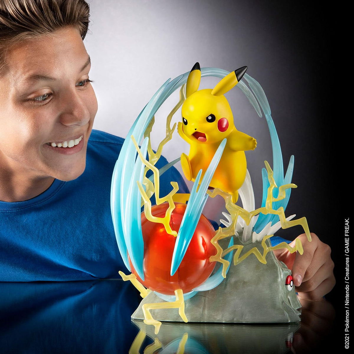 Pokémon Select Light FX Pikachu Deluxe Figure